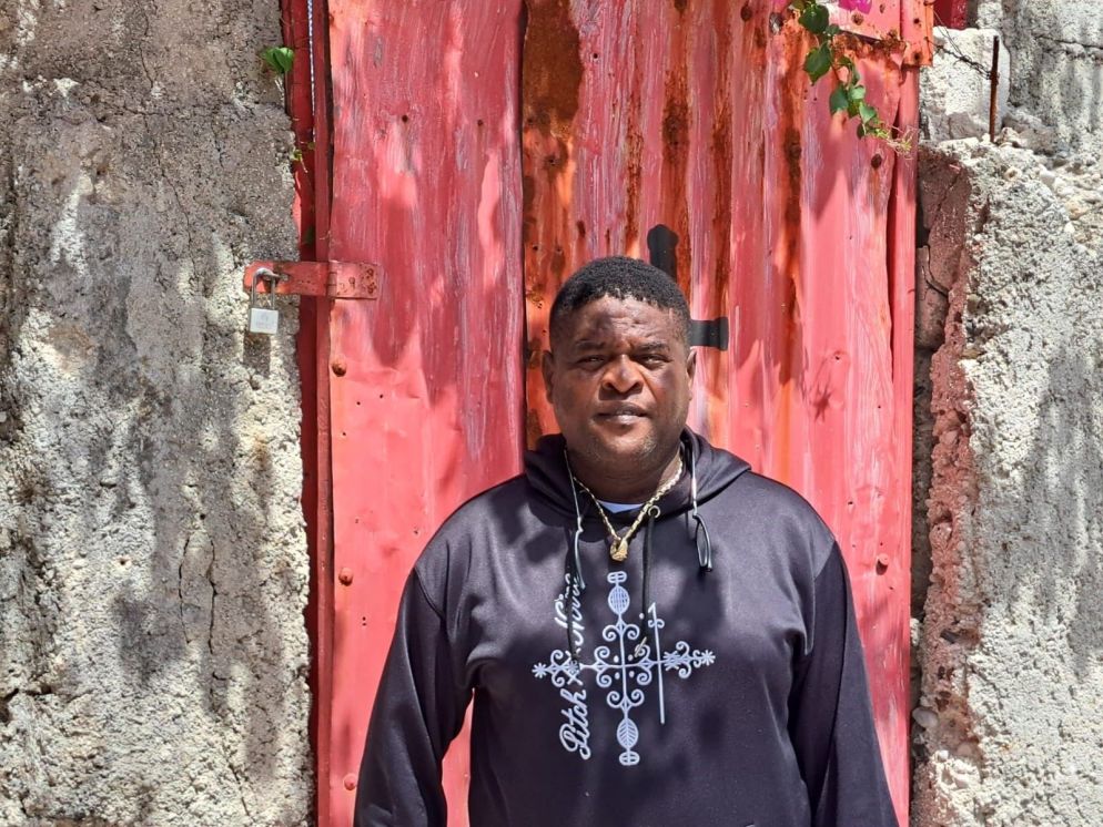 Jimmy Chérizier alias Barbecue di fronte al cimitero che sta costruendo per i suoi soldati