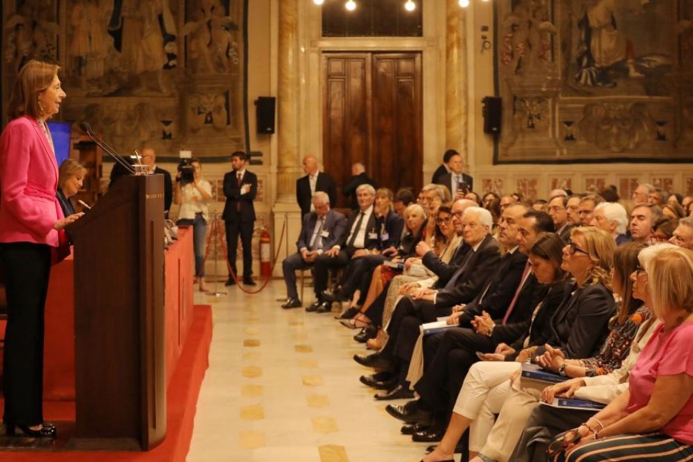 La garante Carla Garlatti mentre presenta la Relazione 2024