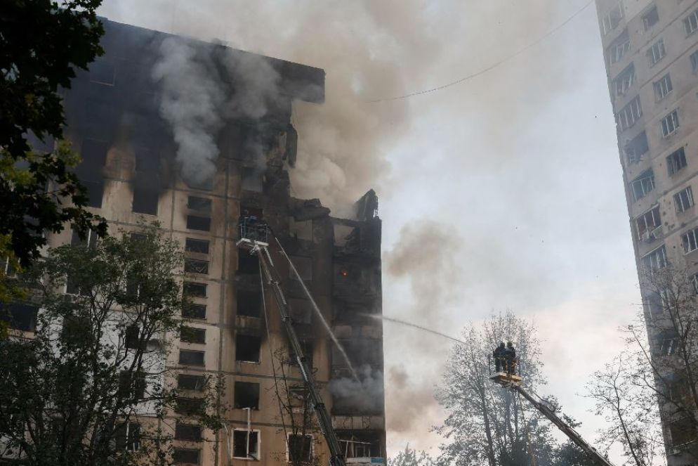 Un condominio bombardato dai missili russi nella città di Kharkiv - Ansa