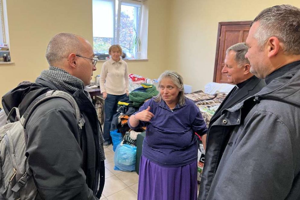 Don Grzegorz Draus e l'arcivescovo di Leopoli, Mieczysław Mokrzycki, fra gli sfollati nella parrocchia di San Giovanni Paolo II - Gambassi