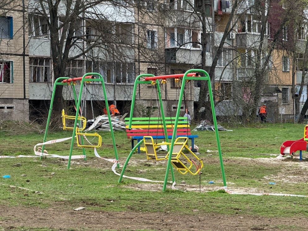 Il parco giochi colpito dal missile russo - Scavo