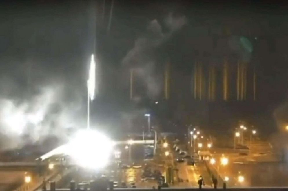 La centrale nucleare di Zaporizhzhia sotto i bombardamenti russi - Ansa