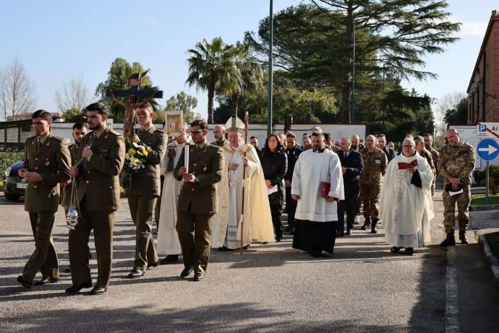 La processione con l’arcivescovo Marcianò che ha preceduto la Messa nella chiesa del carcere militare di Santa Maria Capua Vetere - Capano