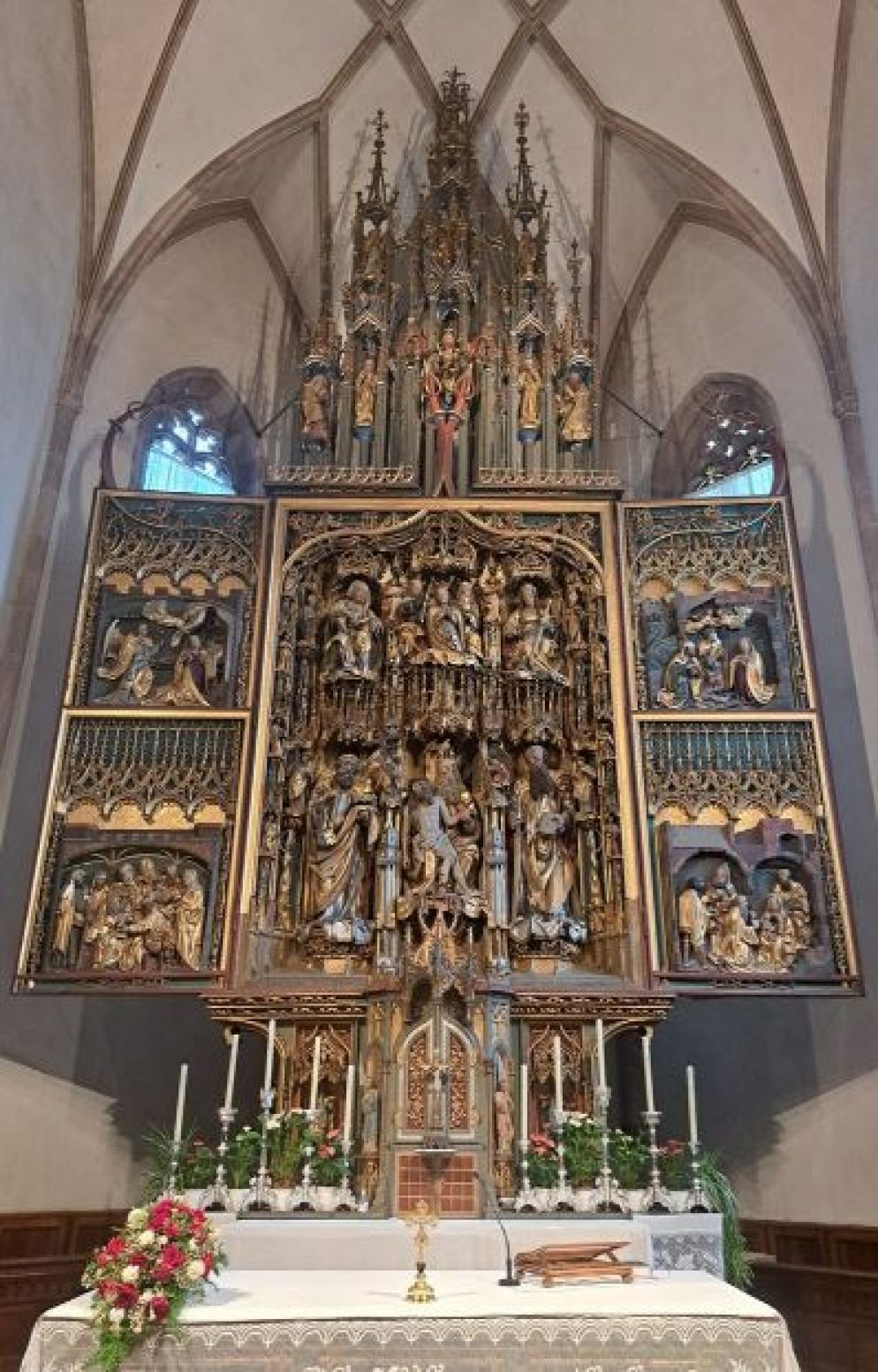 L'imponente altare ligneo intagliato dall’atelier dello scultore e pittore Hans Schnatterpeck all'inizio del 1500, custodito nella chiesa parrocchiale di Lana di Sotto - G.Matarazzo