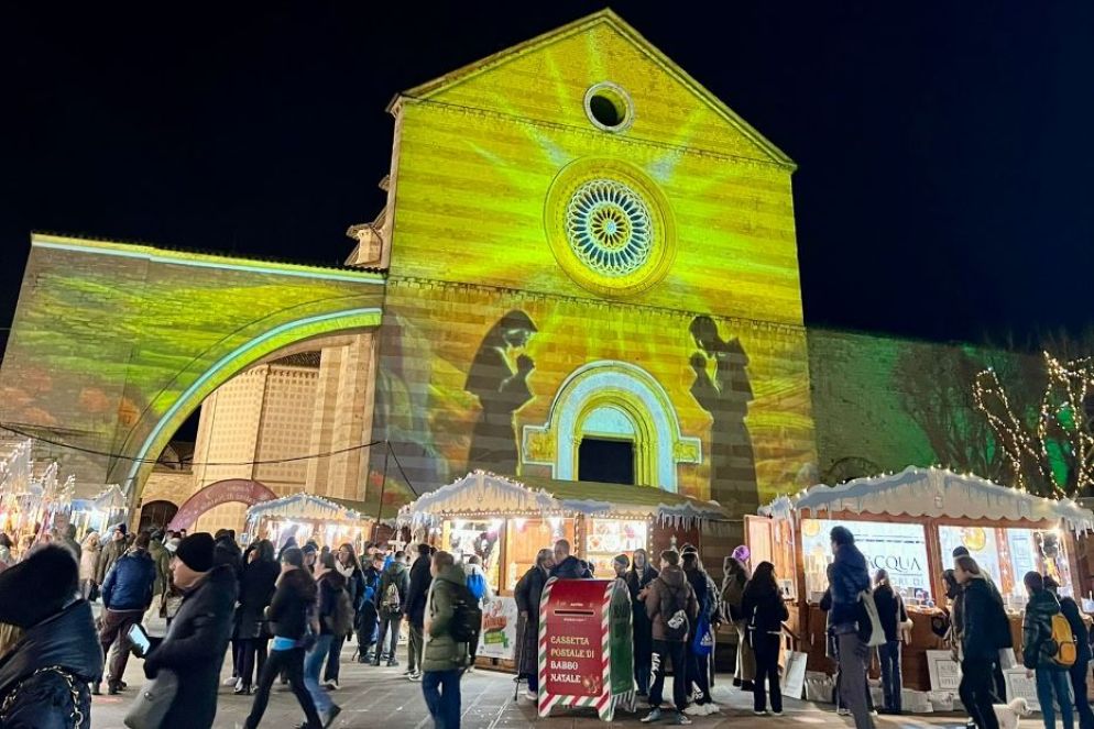 Natale ad Assisi, "Il Cantico delle Creature" di San Francesco proiettato sulle facciate delle chiese e dei monumenti principali della città - Comune di Assisi