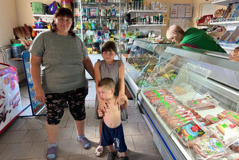 Rita Omelcenko con i nipotini nel negozio di alimentari del villaggio di Shestakove nella regione di Kharkiv - Gambassi