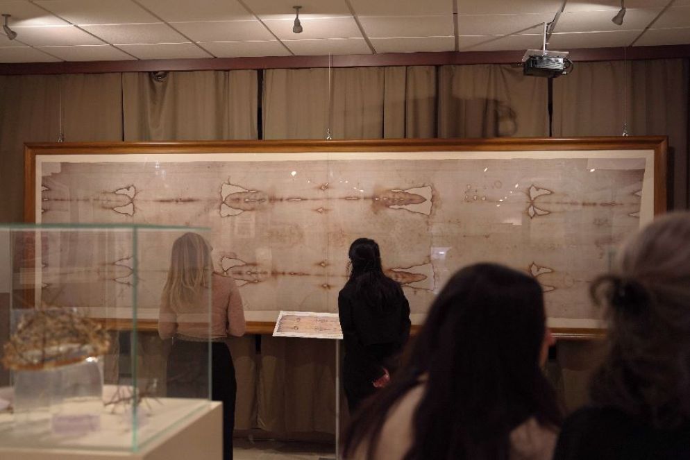 Davanti alla copia della Sindone, identica all'originale - Ateneo Pontificio Regina Apostolorum