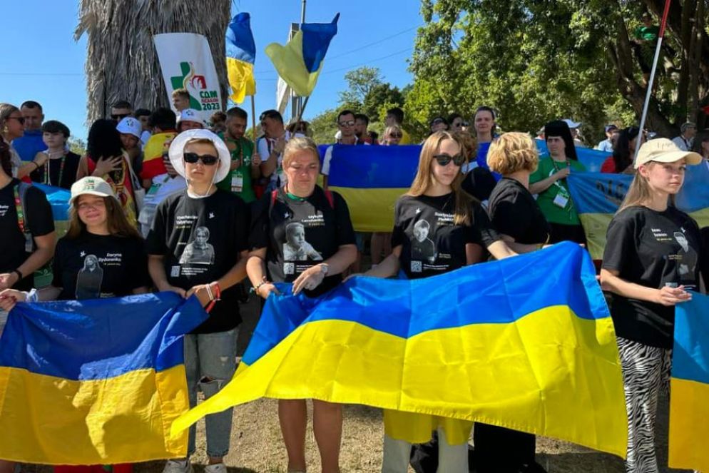 Alla Gmg di Lisbona la Via Crucis dei giovani ucraini per ricordare i bambini uccisi dalla guerra. I volti delle vittime stampati sulle magliette nere - dyvensvit.org-Roman Demush