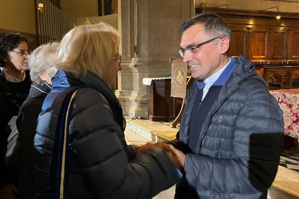 Don Gherardo Gambelli, arcivescovo eletto di Firenze, mentre saluta la gente nella Cattedrale di Firenze dopo l'annuncio della sua nomina - Gambassi