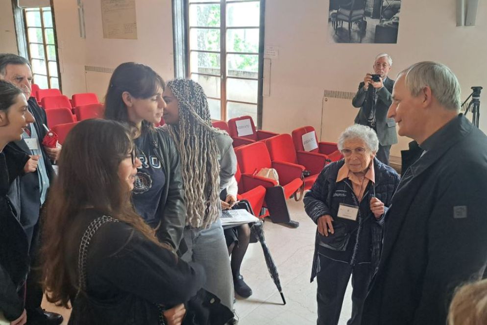 Il cardinale Zuppi tra gli studenti del Virgilio - foto Liverani