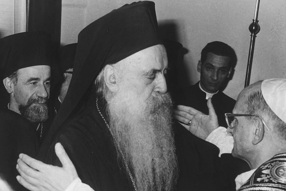 Lo storico abbraccio tra Paolo VI e Atenagora - Dall'archivio di Avvenire