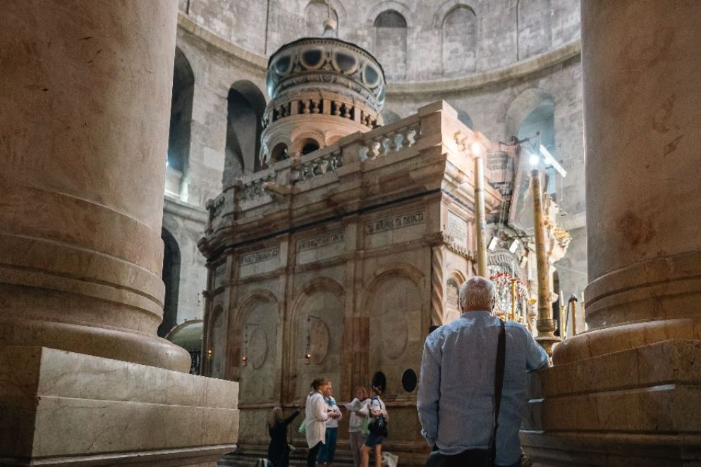 Lo scrittore Eric Emmanuel Schmitt nella basilica del Santo Sepolcro - Afif H. Amireh