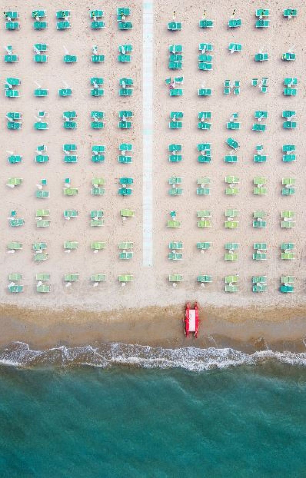 Una immagine dall'alto di un pezzo di spiaggia e di litorale pesarese - © Eugenio Mazzone - Ufficio Stampa Comune di Pesaro