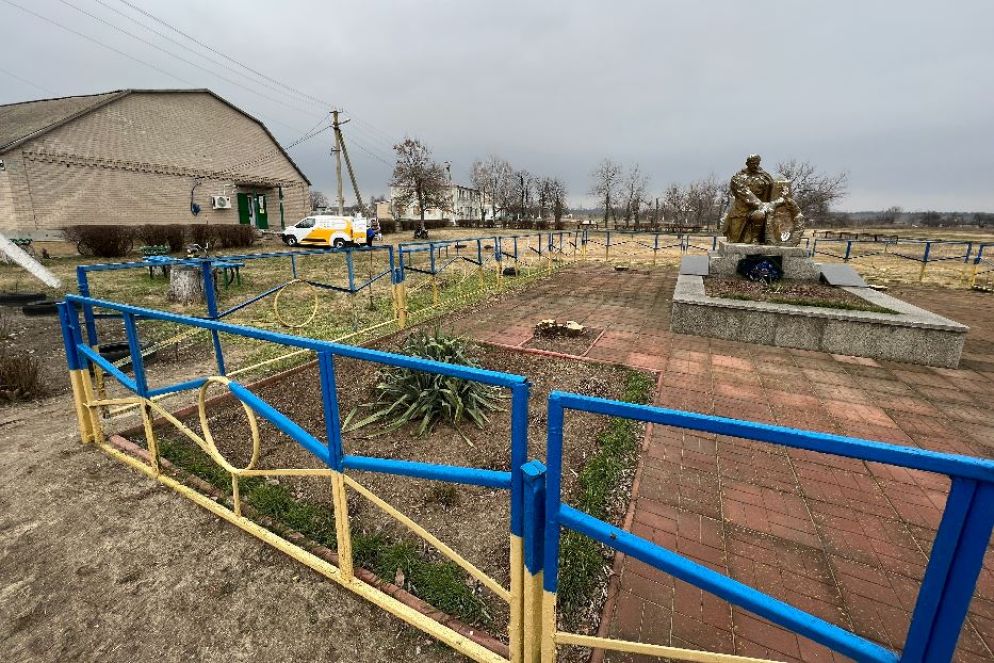Il monumento al "soldato russo liberatore" nel villaggio di Yulivka lungo la linea del fronte intorno a Zaporizhzhia - Gambassi