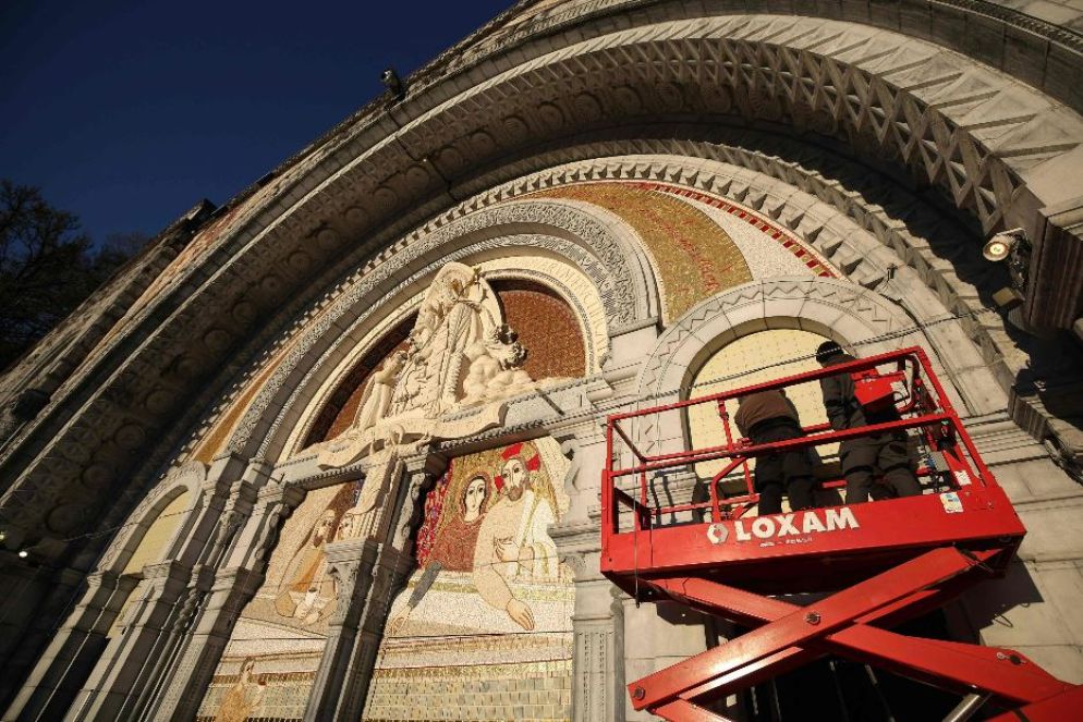 Lourdes: operai all'opera per coprire i mosaici di Rupnik. Il vescovo di Tarbes e Lourdes, Micas, sostiene l'ipotesi della loro vera e propria rimozione - Ansa
