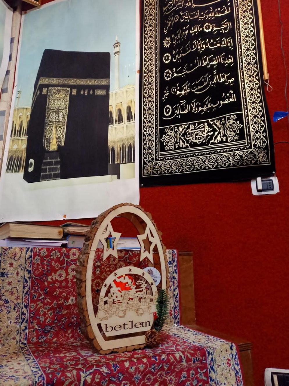 In primo piano il piccolo presepe intagliato in legno accolto nel centro islamico bengalese di Marghera - Collaboratori