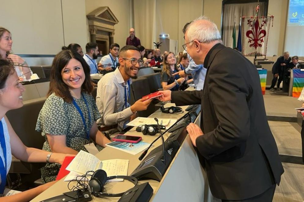 Il segretario generale della Cei, l'arcivescovo Giuseppe Baturi, con i ragazzi del Consiglio dei giovani del Mediterraneo in Palazzo Vecchio - Gambassi