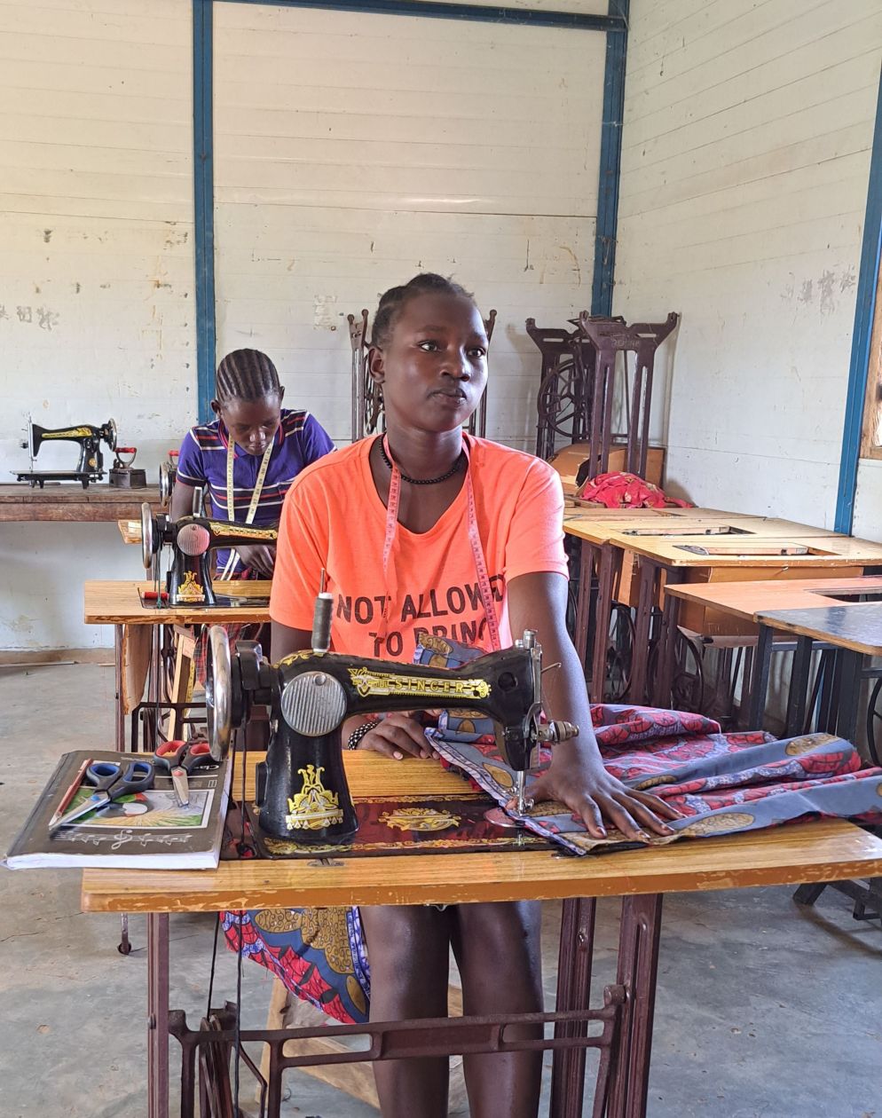 Giovani madri frequentano un corso di sartoria nel centro di formazione di Kobulin - Alfieri