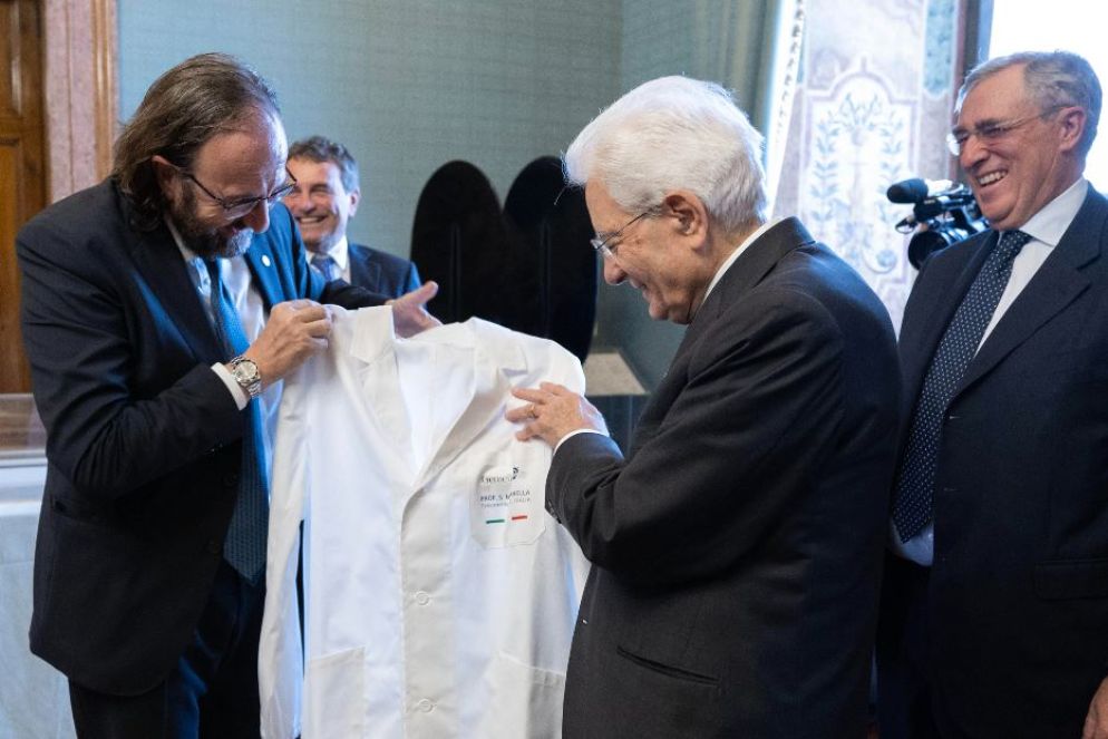 Gasbarrini consegna a Mattarella il camice da primario - Ansa