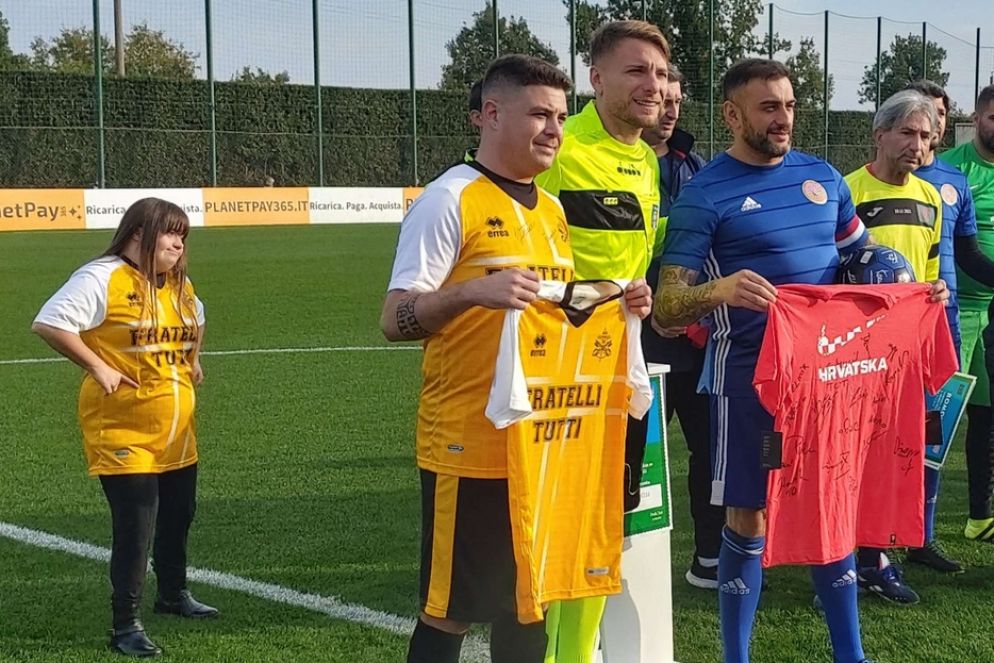 Il bomber della Lazio Ciro Immobile nell’inedita veste di arbitro del match tra la Squadra del Papa e il Team Rom croati - Collaboratori