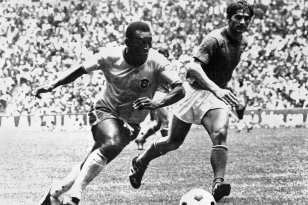 Pelé dribbla Burgnich nella finale dei Mondiali in Messico, 21 giugno 1970. Vinse il suo Brasile - Ansa