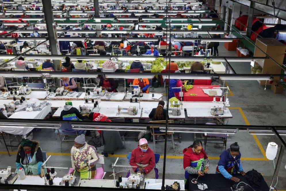 Lavoratori nel settore del tessile in Lesotho - Reuters