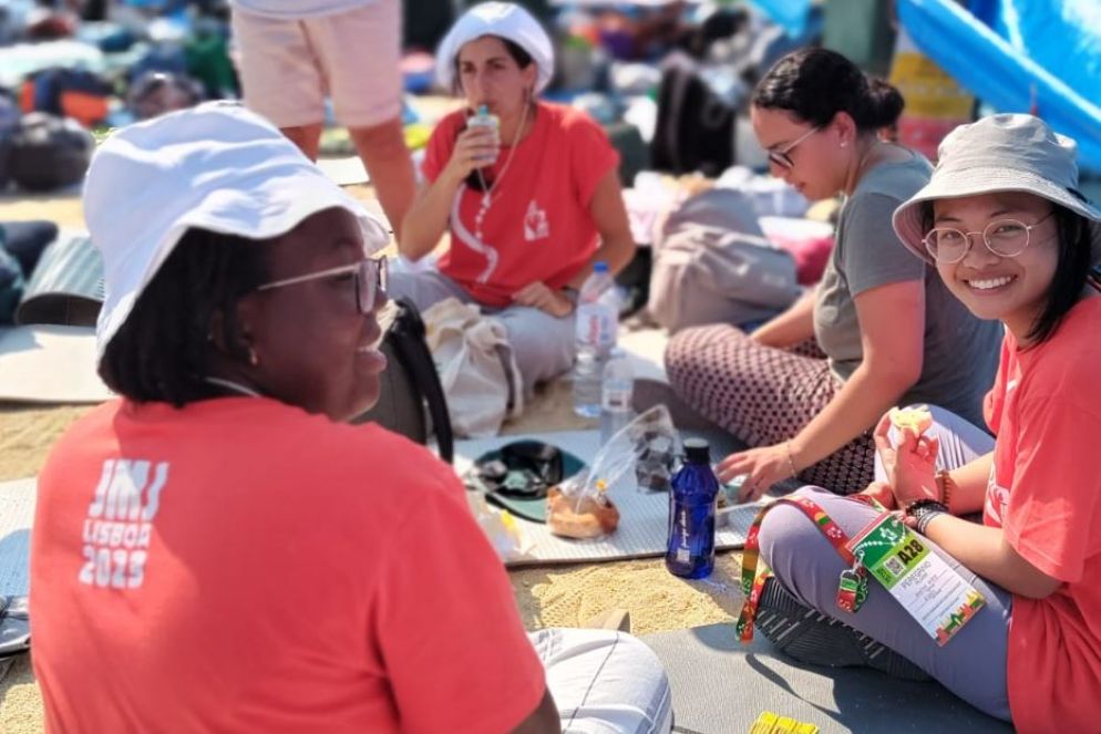 Giovani arrivati nel luogo della veglia - Foto Gastaldi