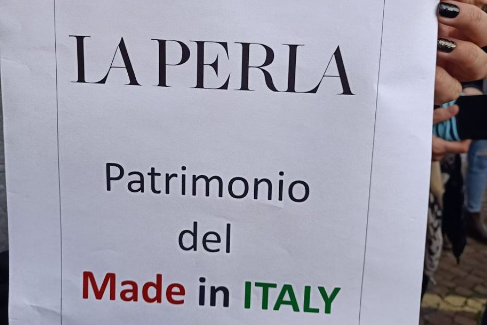 Uno dei cartelli di protesta esposto davanti allo stabilimento de La Perla a Bologna