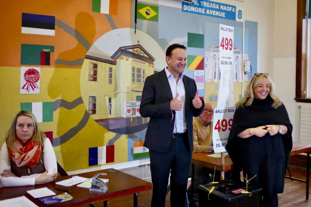 Il premier irlandese Leo Varadkar, sostenitore del sì, e la senatrice Mary Seery Kearney al seggio - Ansa