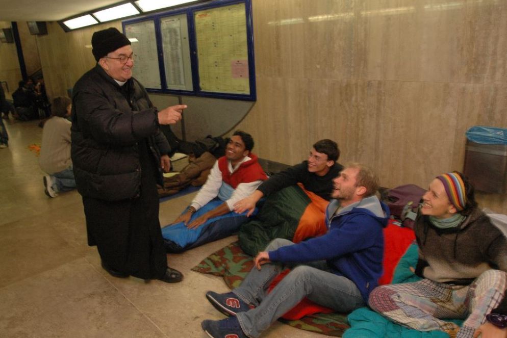 Don Benzi tra i poveri senza una casa, in stazione - Foto di Riccardo Ghinelli