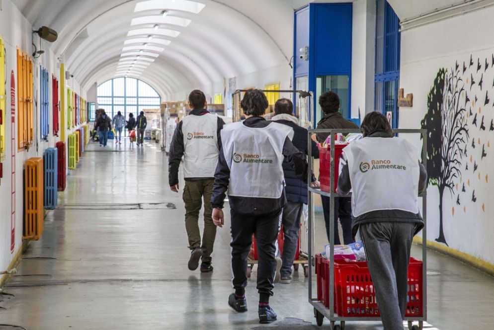 I carrelli pesano, c'è da spingere - foto Perego