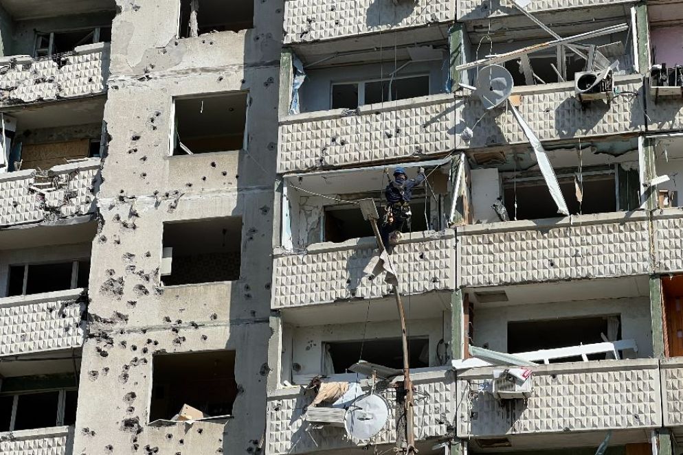 Sulla facciata di un condominio di Kharkiv i fori lasciati dai "dadi killer" contenuti nel missile ipersonico russo - Gambassi