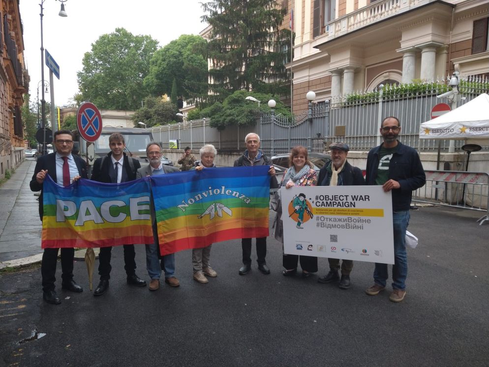 Il presidio degli attivisti davanti all'ambasciata russa - Foto Movimento Nonviolento