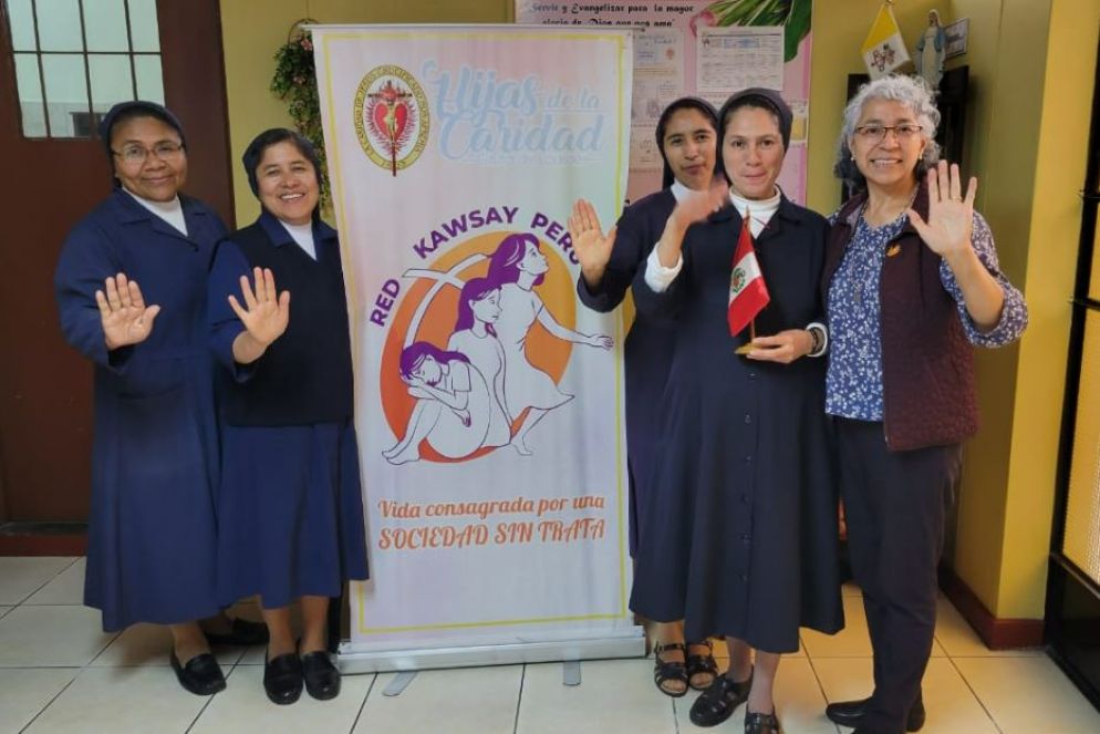 Suor Carmen (a destra) insieme alle sue sorelle - .