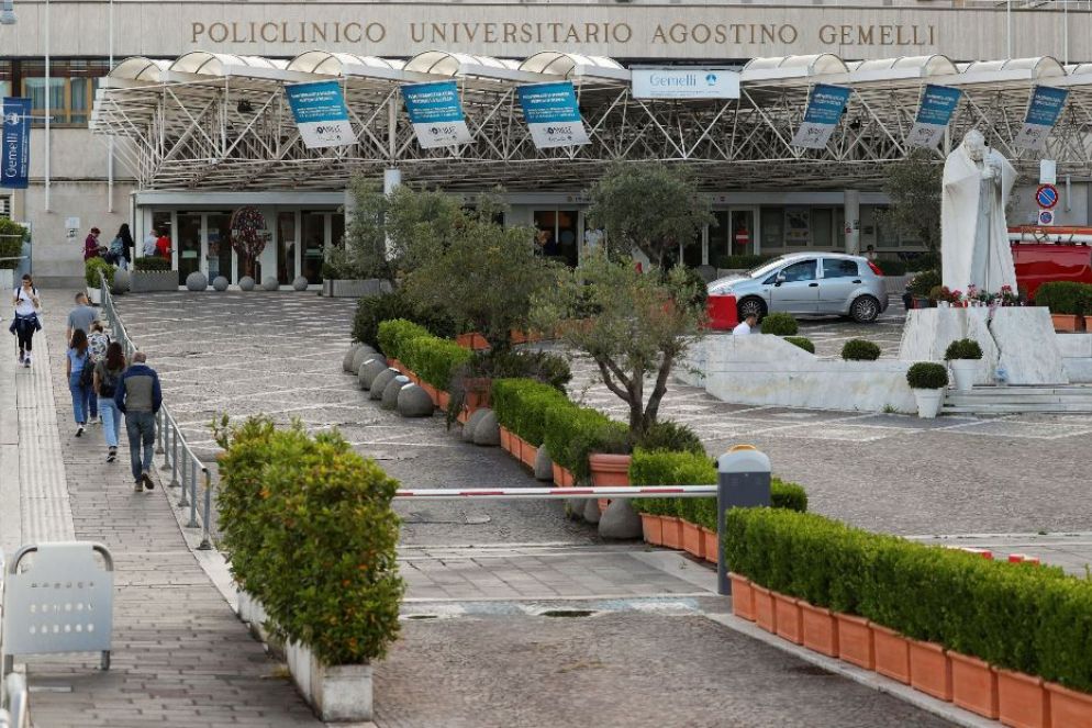 Lo staff medico del Gemelli ha informato sulla convalescenza del Pontefice dopo l'operazione di laparotomia e plastica della parete addominale con protesi. - Reuters