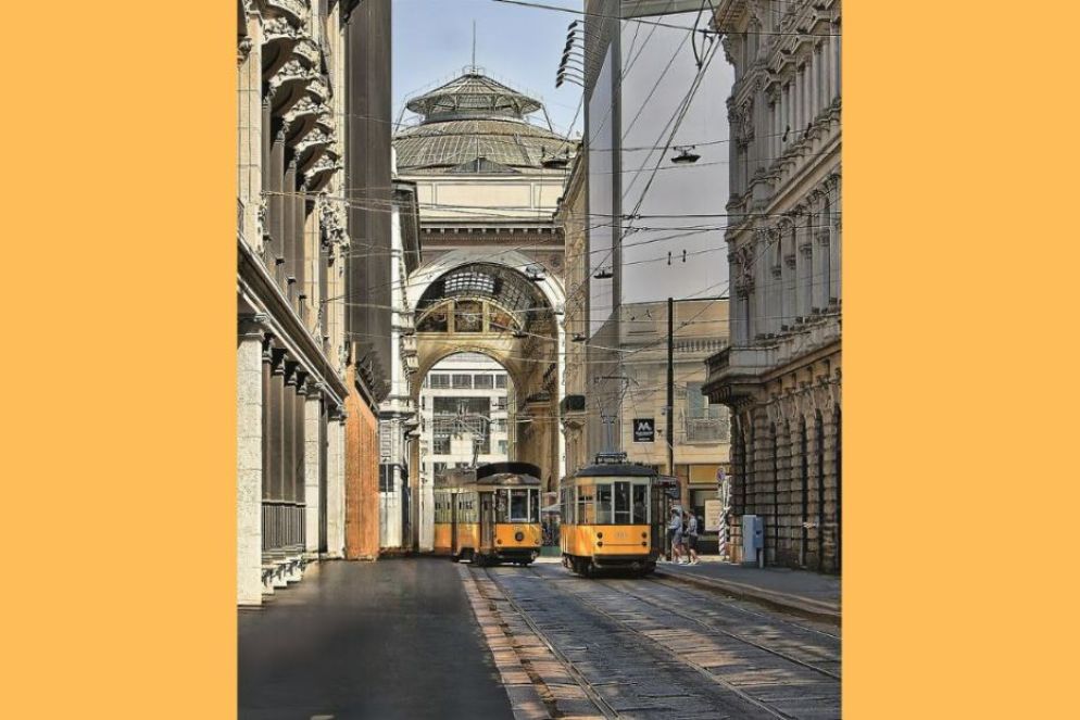 La svolta del tram in via Tommaso Grossi. Alle spalle la Galleria Vittorio Emanuele - Marco Partipilo