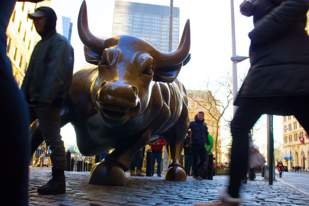 La statua del toro che campeggia davanti a Wall Street