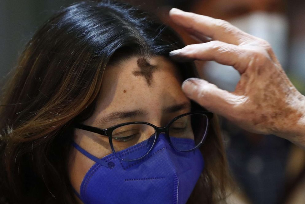 L'imposizione delle ceneri all'inizio della Quaresima - Ansa