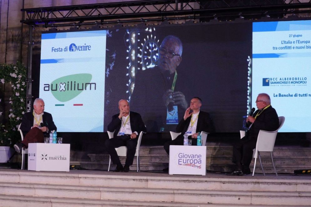 Descalzi sul palco con il cardinale Mauro Gambetti, il vescovo Vincenzo Orofino e Marco Tarquinio, direttore di Avvenire