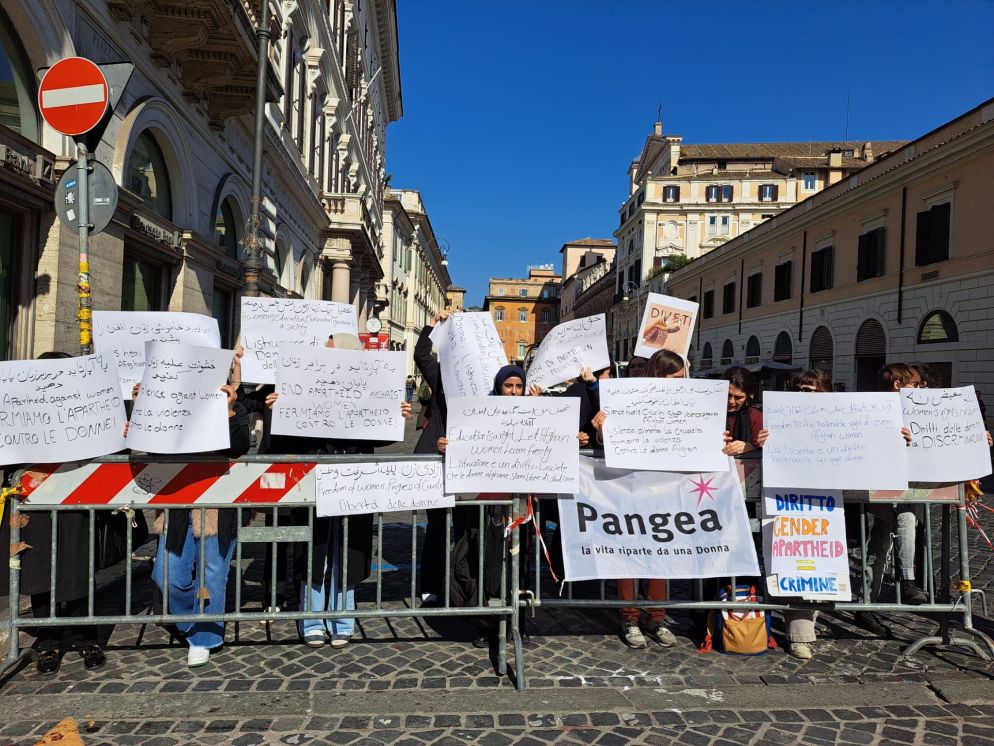 Il presidio delle donne afghane con la Fondazione Pangea a Roma