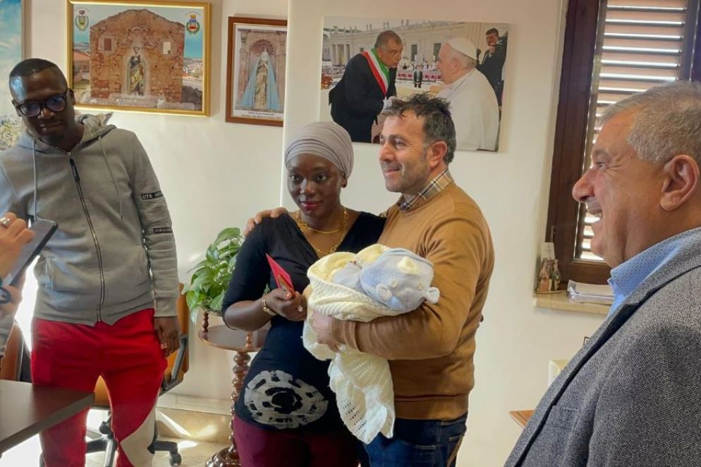 Il sindaco Filippo Miracula accoglie una famiglia di migranti nel municipio di San Marco d’Alunzio in provincia di Messina - Anci Sicilia