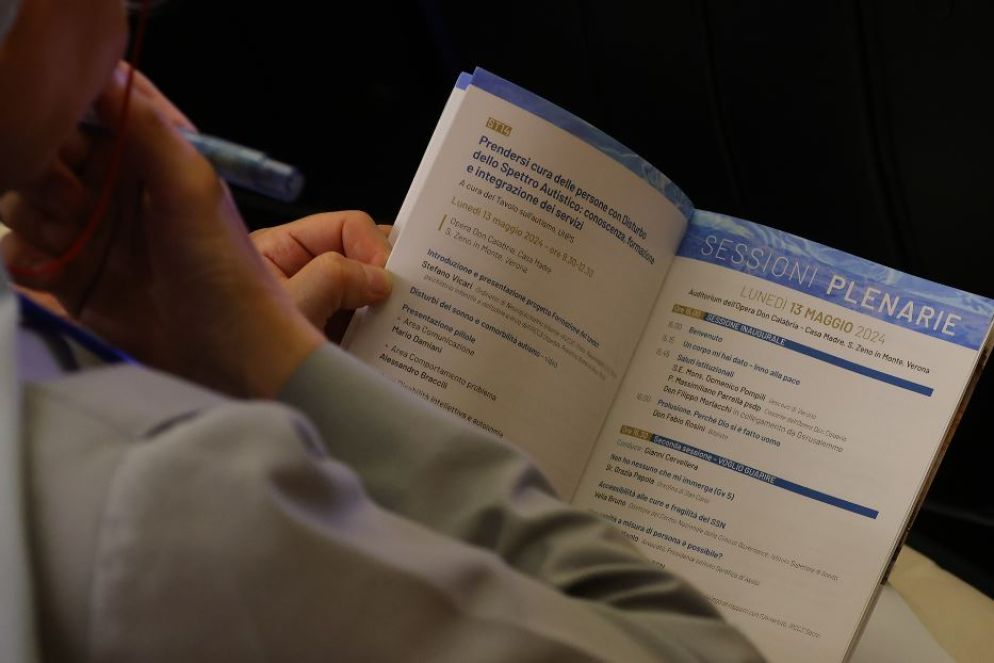 Il programma dei lavori nelle mani di una religiosa in platea - GF