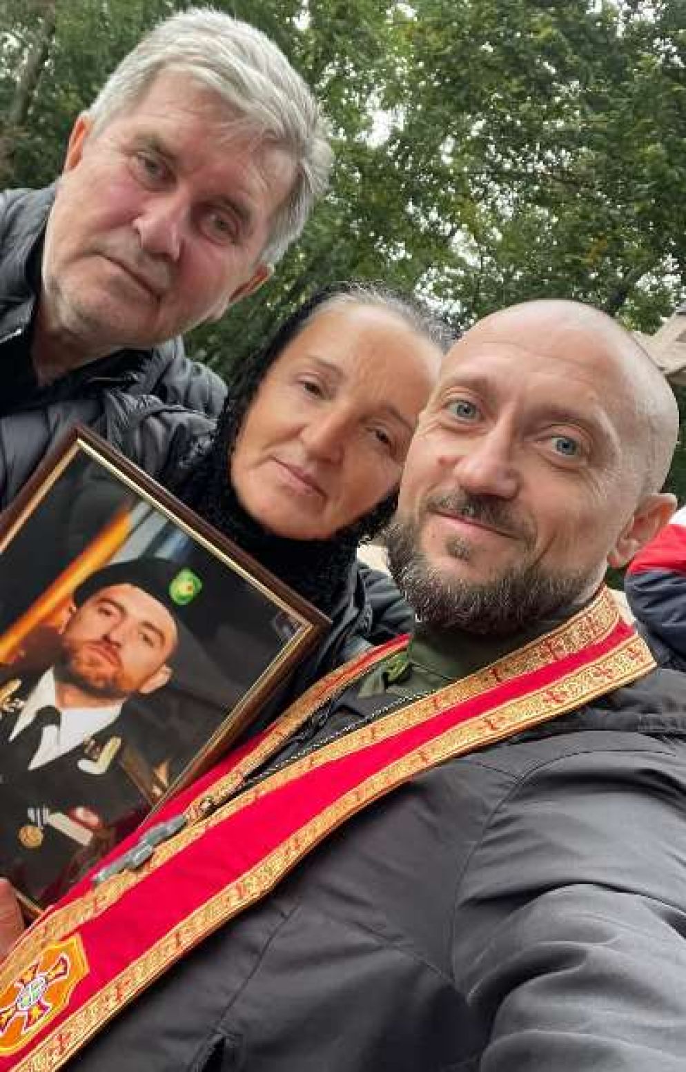 Padre Andriy Zelinskyy con i familiari di un soldato morto - Facebook