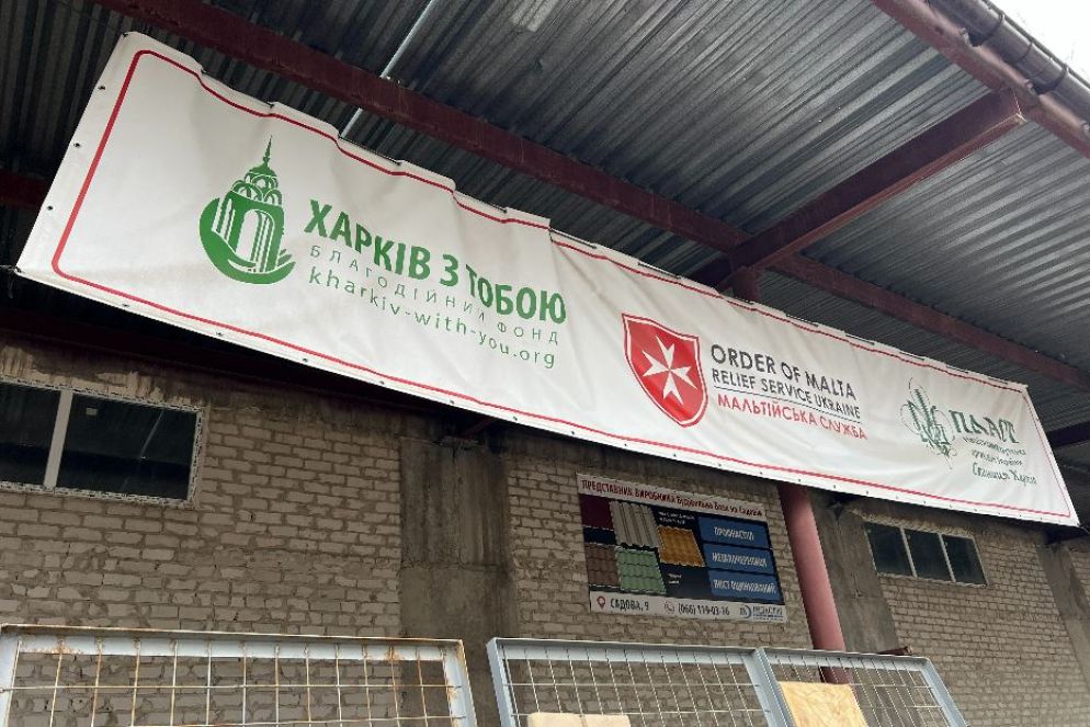La croce a otto punti dell'Ordine di Malta nell'hub clandestino degli aiuti umanitari a Kupiansk - Gambassi