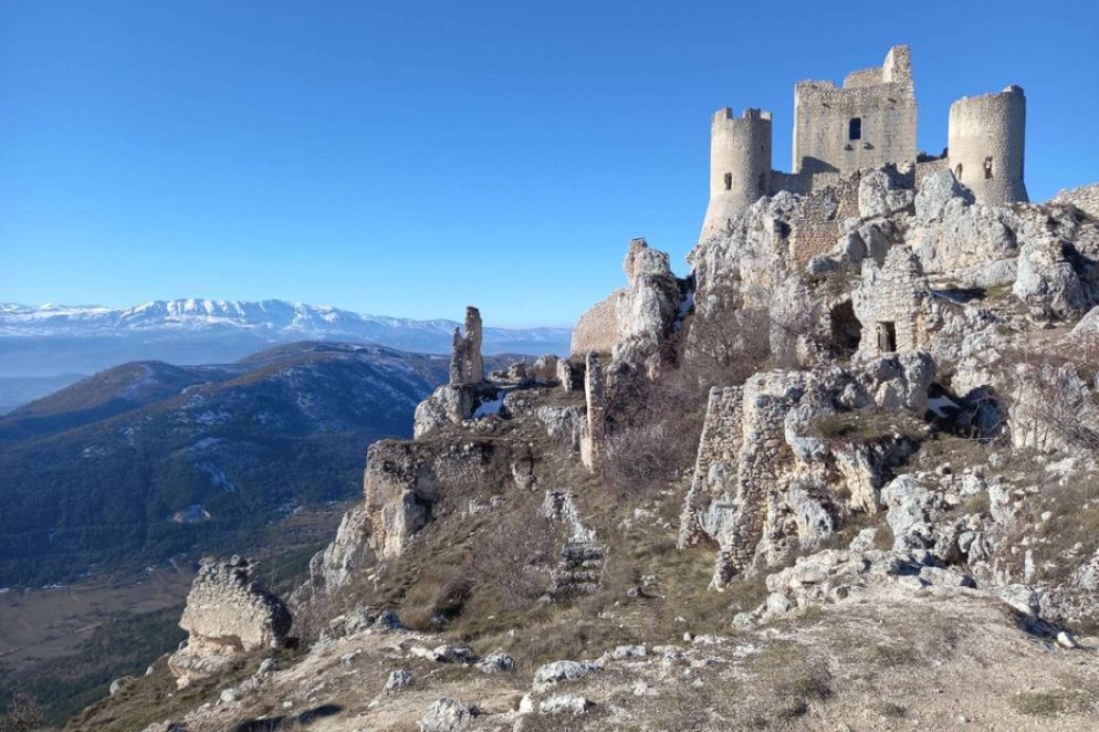 Nino Guidi durante alcune tappe del suo percorso per i borghi 'resilienti', attraverso il Sentiero Italia del Cai - .