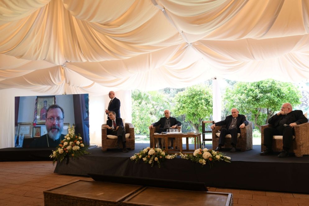 L'arcivescovo Shevchuk interviene in collegamento da Kiev al convegno Cei. Ad ascoltarlo, da desttra, don Massimo Angelelli e gli arcivescovi Redaelli e Baturi - Foto Carla Picciau