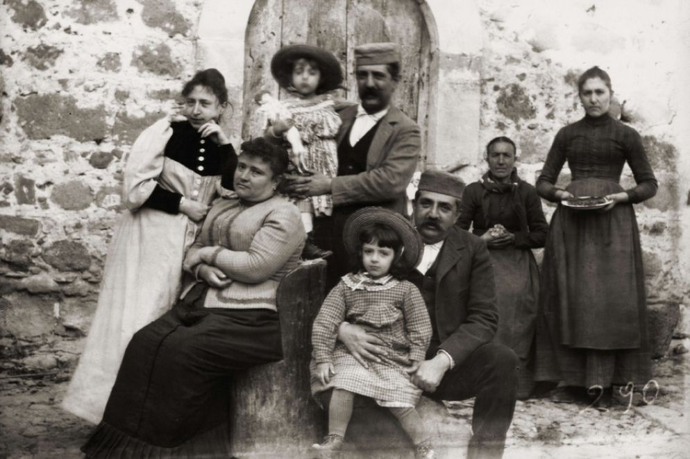 Familiari (cognate e fratelli con figli) ritratti in gruppo. Fotografia di Giovanni Verga, a Vizzini, 1892 - / Mondadori