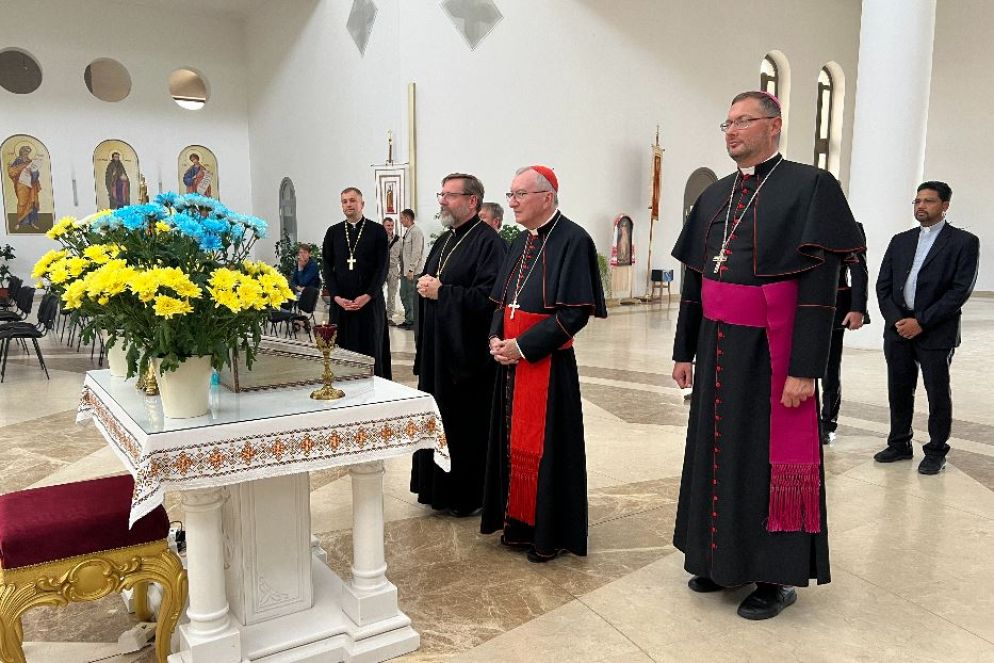 Il cardinale Parolin nella Cattedrale della Risurrezione a Kiev con il capo della Chiesa greco-cattolica ucraina Sviatoslav Shevchuk e il nunzio Visvaldas Kulbokas - Gambassi