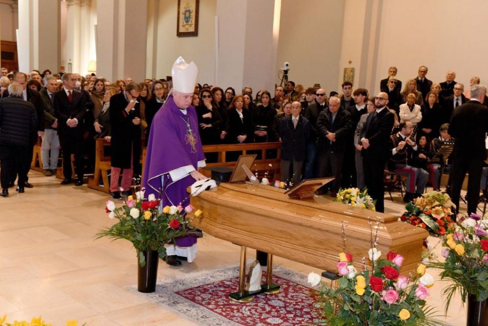 Il vescovo Giuliodori durante la benedizione della salma - Università Cattolica del Sacro Cuore