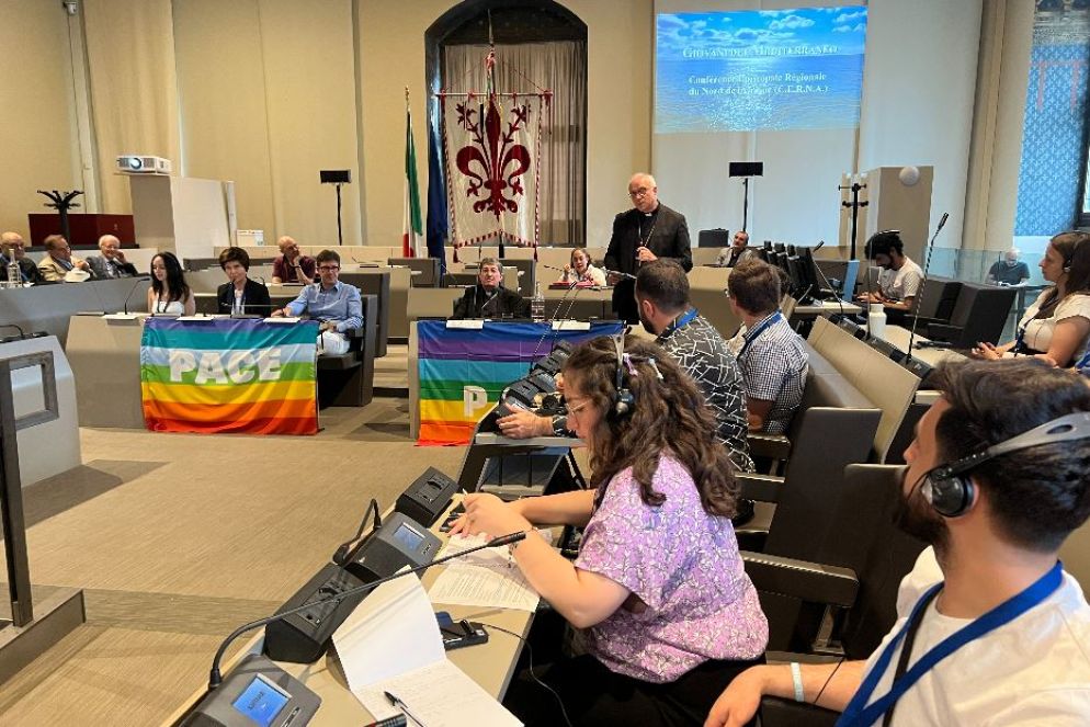 Il segretario generale della Cei, l'arcivescovo Giuseppe Batori, durante l'insediamento del Consiglio dei giovani del Mediterraneo a Firenze - Gambassi